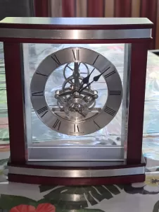 Horloge de table Howard Miller – Modèle 645-673 “Templeton”